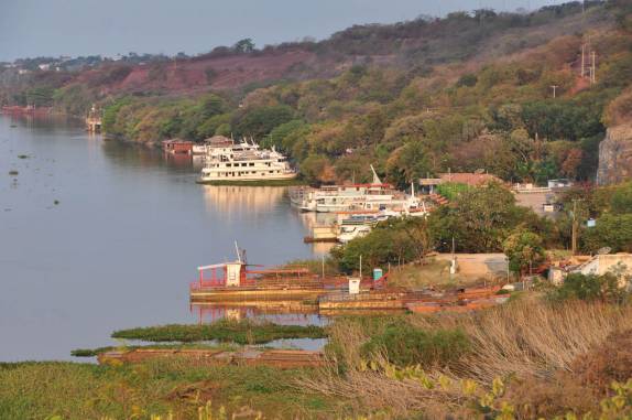 Barcos que transitam pelo rio Paraguai, vistos do Forte Junqueira, em Corumbá, no Mato Grosso do Sul